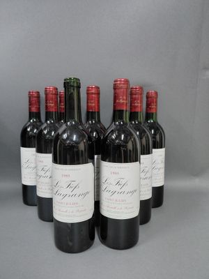 six bouteilles de vin rouge sont alignées sur une surface grise