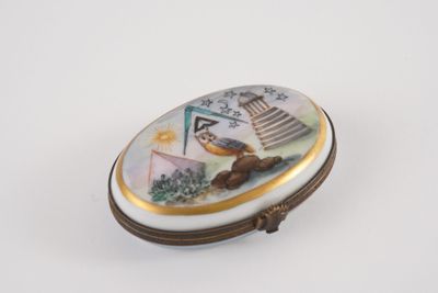 une petite boîte ornée d'une image, posée sur une table