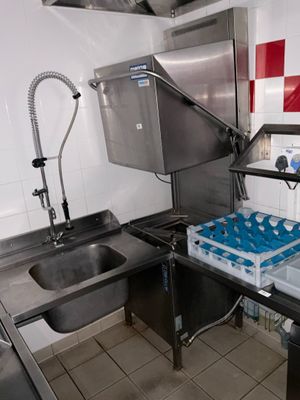 une cuisine équipée d'un évier, d'une cuisinière et d'un lave-vaisselle