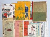 beaucoup de vieux livres posés sur la table