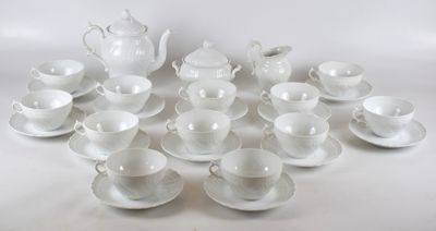 un grand nombre de tasses et de soucoupes sur une table