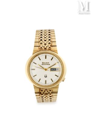 gros plan d'une montre-bracelet en or sur fond blanc