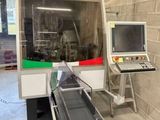 une machine qui se trouve à l'intérieur d'un bâtiment
