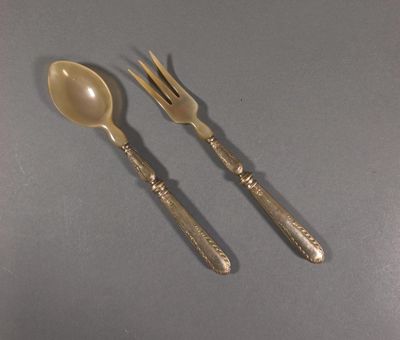 Deux fourchettes et une cuillère sont posées sur une table.