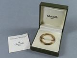 une bague dans une boîte contenant une carte