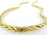 une image d'un collier en or sur fond blanc