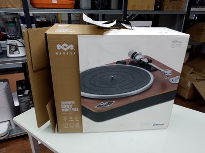 une boîte posée sur une table, sur laquelle se trouve un tourne-disque