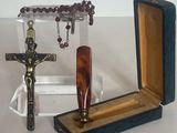 une petite boîte en bois contenant un crucifix et un chapelet