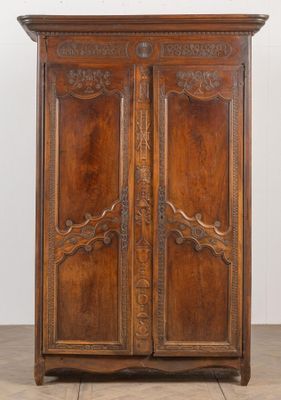 Armoire en bois fruitier mouluré, sculpté et teinté aux attr…