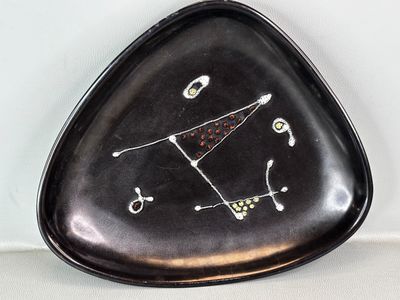 BAUD André (Vallauris) Plat triangulaire à décor géométrique…