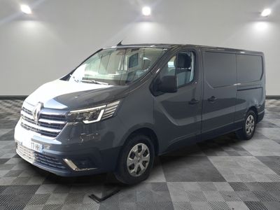 une photo d'une camionnette grise garée sur un sol à damier