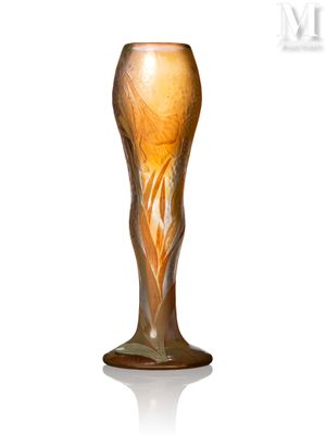 un vase en verre posé sur une surface blanche