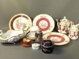de nombreux types de porcelaine sont exposés sur la table