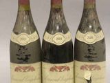 trois bouteilles de vin posées sur une table l'une à côté de l'autre