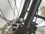 un gros plan d'un vélo avec un disque sur la roue avant