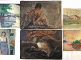 Plusieurs tableaux représentant une femme et un chien sont posés sur une table