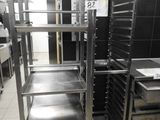 une étagère métallique sur laquelle sont posés plusieurs plateaux, dans une cuisine