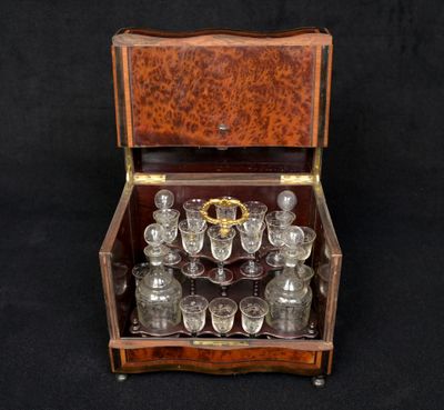 une boîte en bois dans laquelle se trouve un service en verre