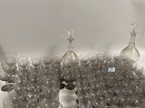 de nombreux verres à vin et carafes sur la table
