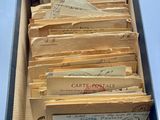 une boîte ouverte remplie d'une multitude de vieilles lettres, posée sur une table