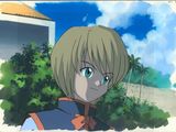 une illustration d'anime représentant un jeune homme aux cheveux blonds et aux yeux bleus