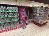 de nombreuses bouteilles d'eau sur les rayons du magasin