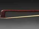 un gros plan sur le manche en bois d'un violon