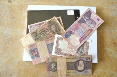 Un lot de 10 billets de divers pays, divers états.