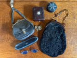 plusieurs objets posés sur une table, notamment un sac à main, des lunettes de soleil et un téléphone portable