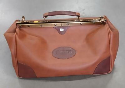 sac en cuir marron et beige, orné de ferrures en laiton sur le dessus
