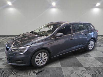 une voiture grise est garée dans une pièce au sol à carreaux
