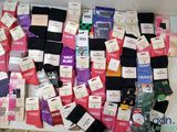 de nombreuses paires de chaussettes posées sur une table
