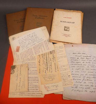 quelques vieilles lettres et enveloppes posées sur une table rouge