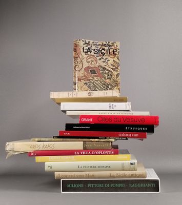 plusieurs livres empilés sur une table