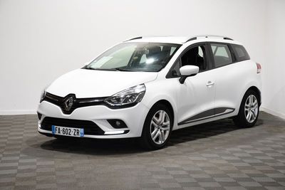 la voiture blanche est garée dans la pièce au sol en damier