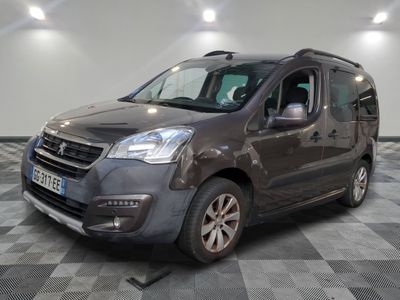 la camionnette grise est garée sur le sol en damier d'une pièce