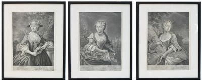 trois dessins en noir et blanc représentant des femmes en robe