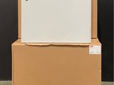une photo d'un réfrigérateur blanc posé sur un carton