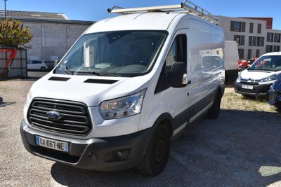 une camionnette blanche garée dans un parking