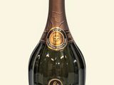 une image représentant une bouteille de champagne posée sur une table