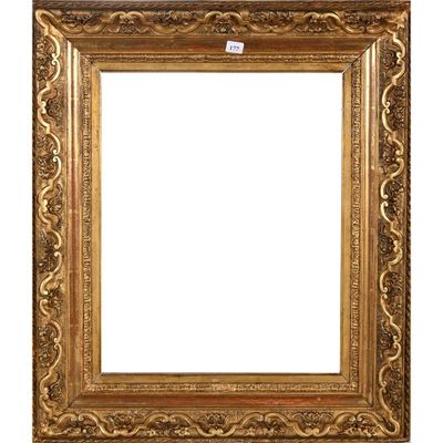 un cadre doré richement décoré sur fond blanc