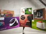 de nombreux cartons contenant des appareils électroménagers posés sur un comptoir