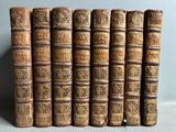 plusieurs vieux livres sont alignés sur une table
