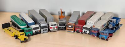 un grand nombre de camions jouets posés sur une table