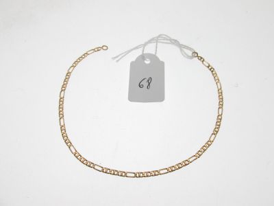 un bracelet en chaîne d'or auquel est attachée une plaque