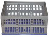 caisse en plastique grise avec des poignées bleues sur fond blanc