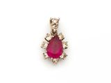 un pendentif en rubis et diamants