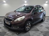 la voiture marron est garée sur un sol en damier dans le garage