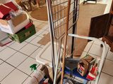 un caddie posé sur un sol carrelé