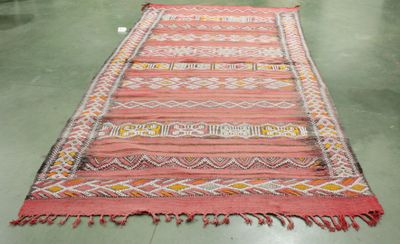 un tapis qui se trouve sur le sol d'une pièce